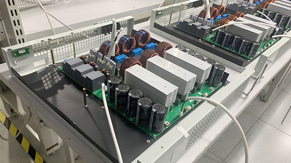 Uyini umgomo osebenzayo we-static Repeive Power generator?