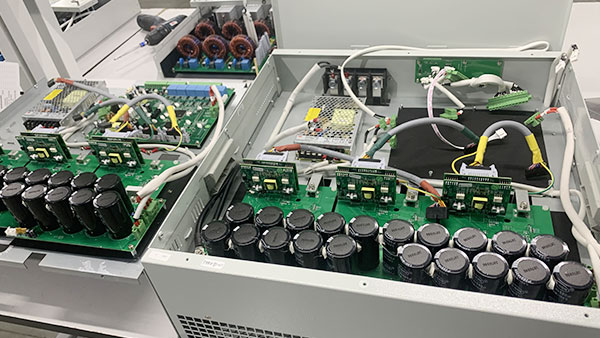 Ingabe i-general generator yamandla esebenzayo inomsebenzi we-capacitor?